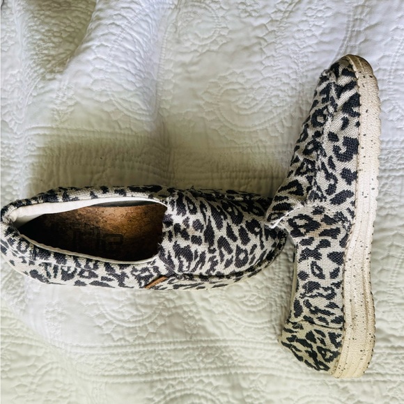 NWOT Women’s Hey Dude leopard gray white size 7 - Picture 2 of 4
